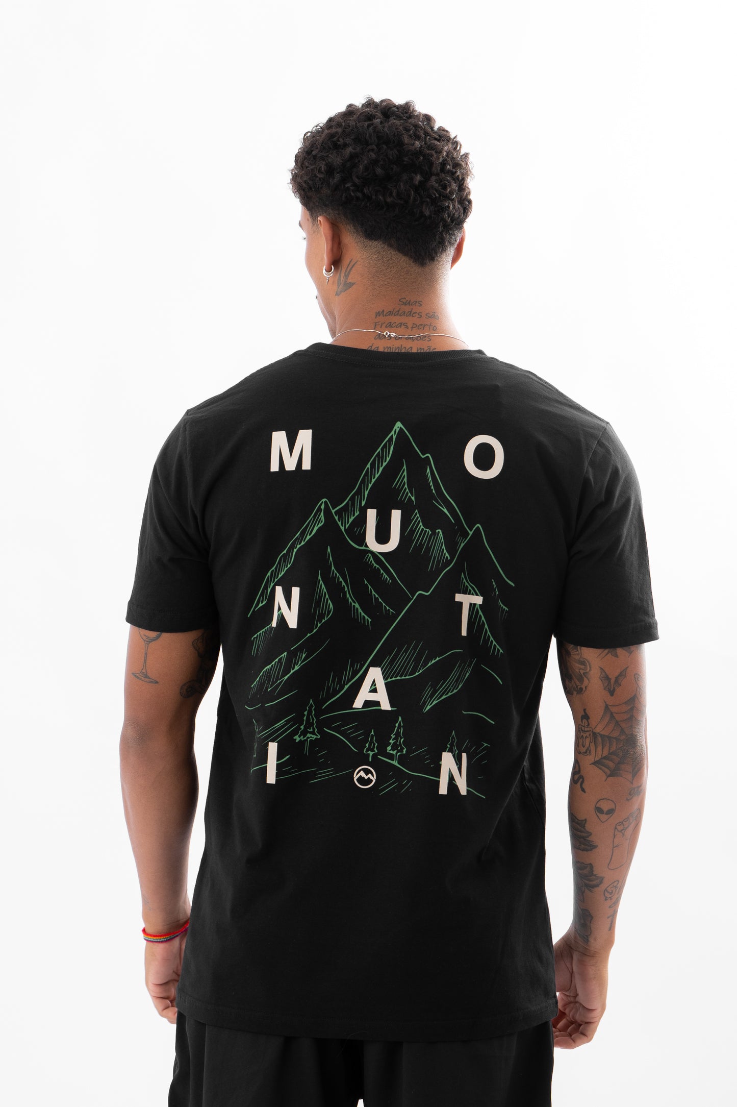 T-shirt Malha Premium Mountain Estampada Preta MCC