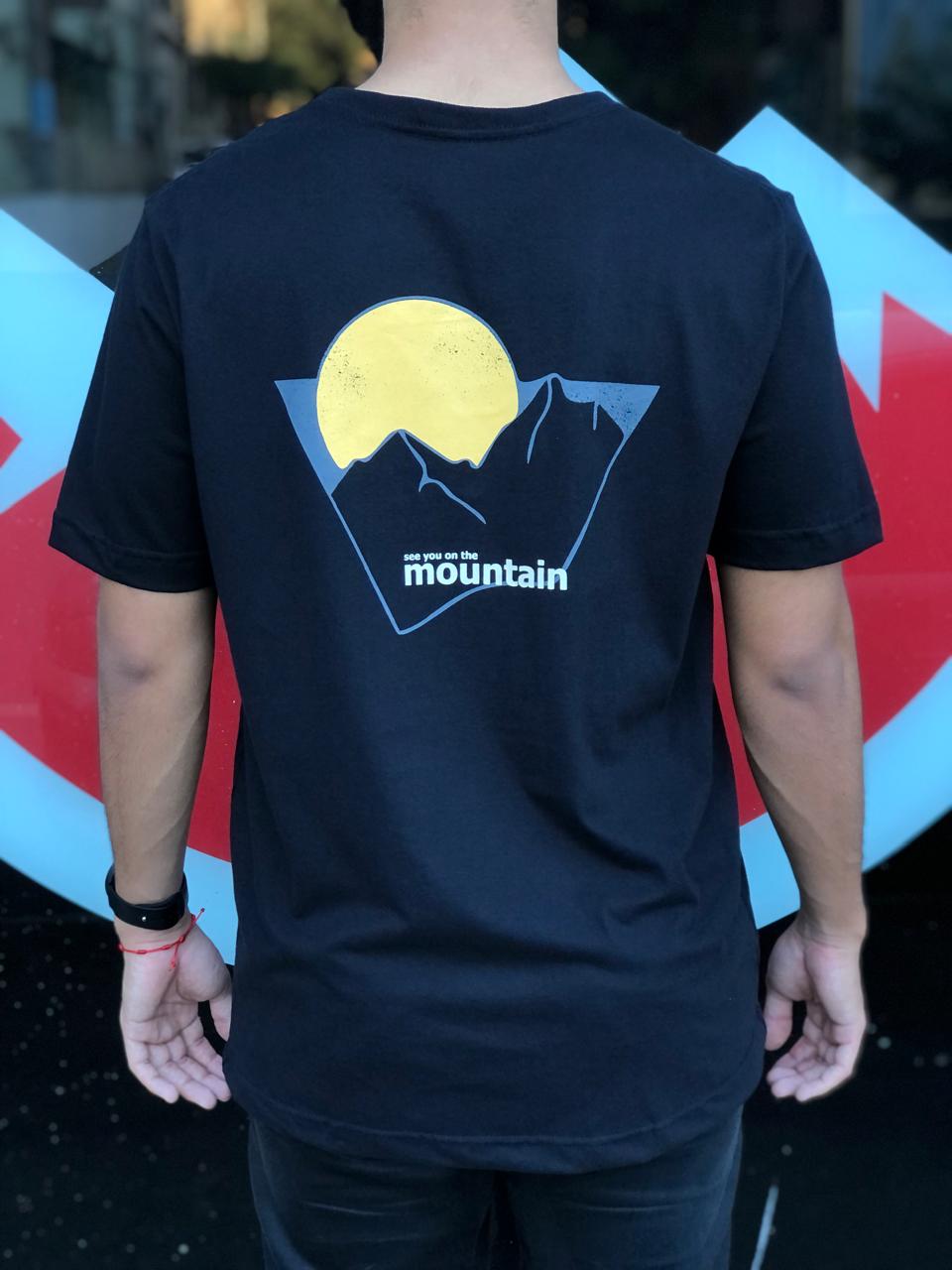 T-shirt Malha Premium Mountain Estampada Montanha e Sol Preta